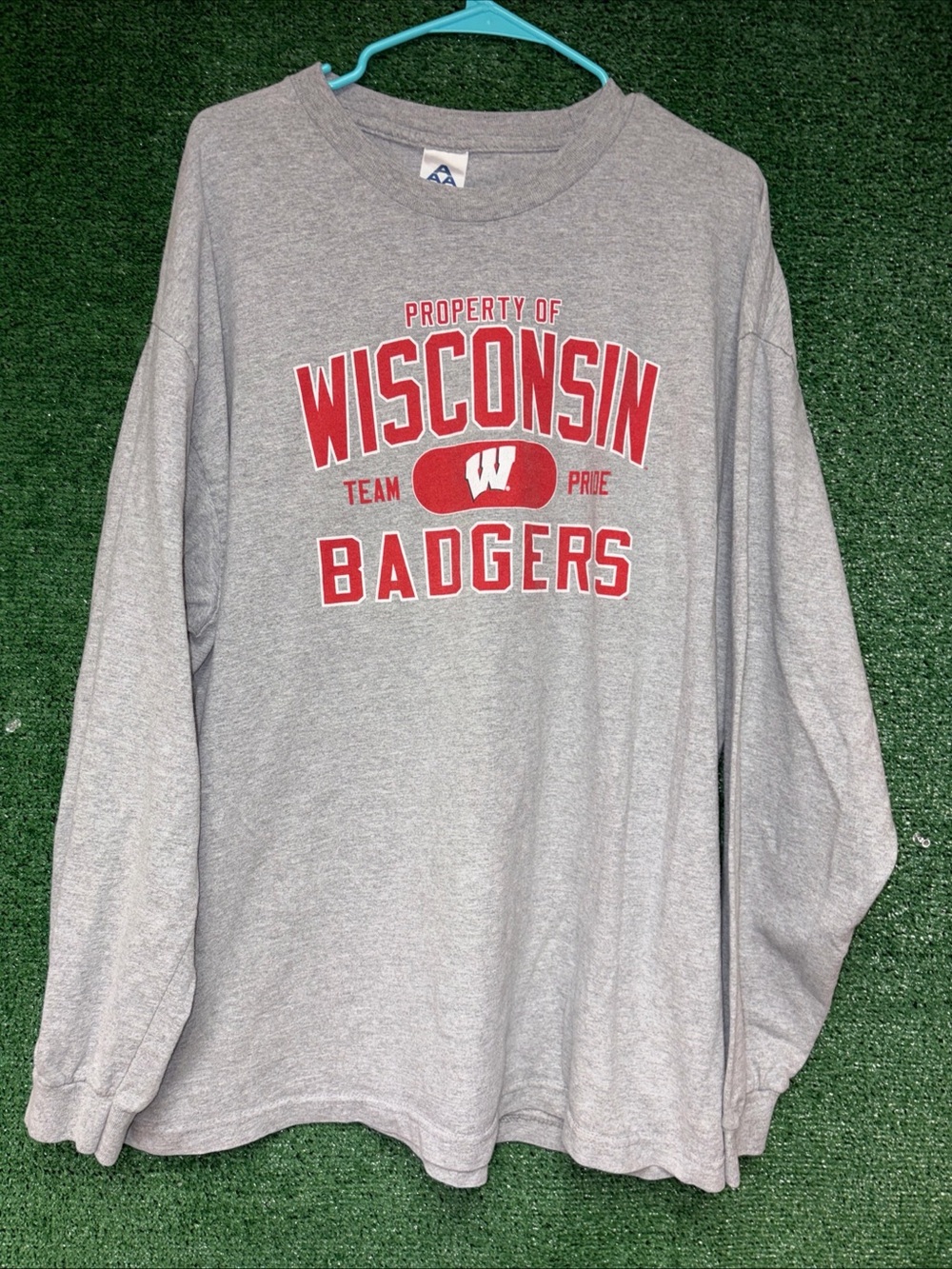 Wisconsin Badgers Vintage Y2K Gray Longsleeve Shirt XXL AAA tag.
Light wea